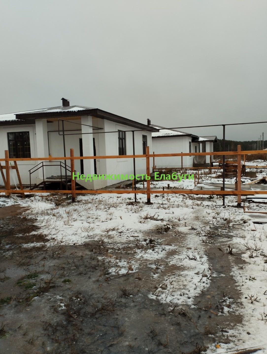 Продаётся Новый просторный дом в КП ГРИНЛАНДИЯ г. Елабуга. Коммуникации все подключены. В доме тепло, можно начинать делать ремонт, предчистовая отделка. Выход на крыльцо из гостиной. 2 спальных комнаты. Большой с/у. Можно приобрести по ипотеке. Перед домом площадка для автомобиля забетонирована. Вх