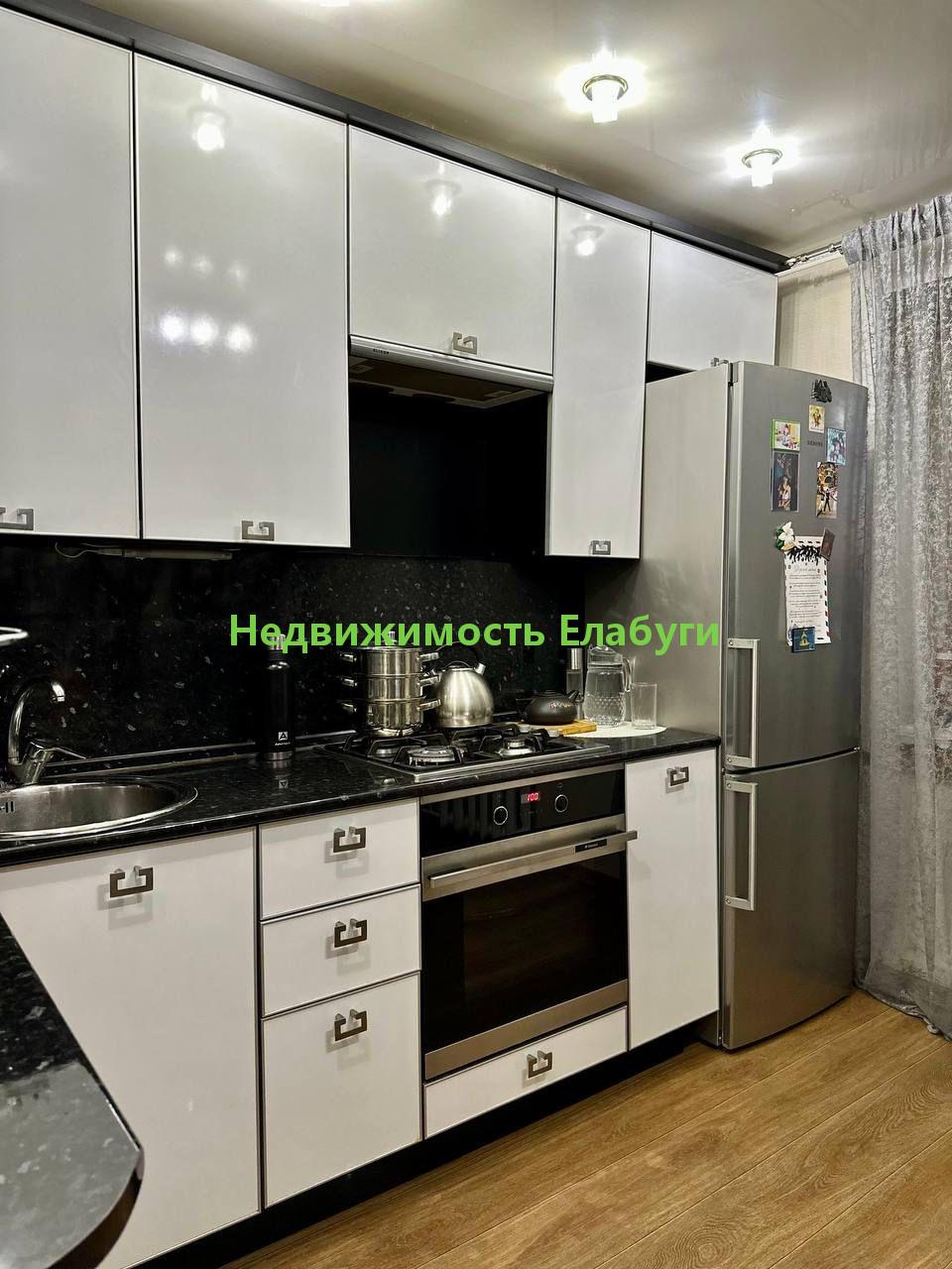 Светла, просторная квартира. Хороший ремонт, остаётся кухонный гарнитур и мебель по договоренности, имеется подсобное помещение на улице перед подъездом удобно хранить коляски, санки, велосипеды.