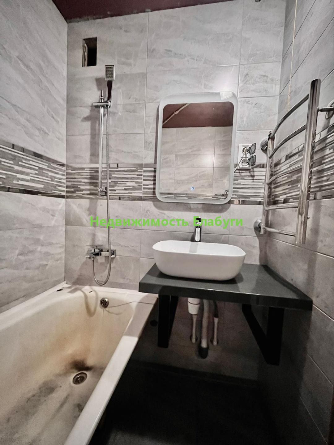 Большая, просторная, светлая квартира. На стадии ремонта.