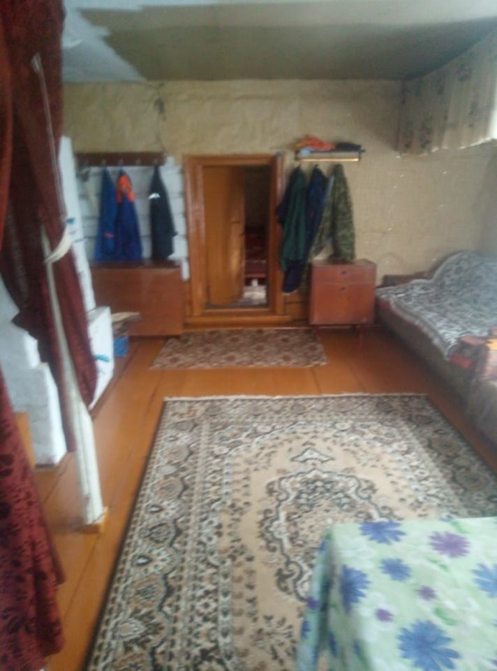 Рядом с домом газ, вода, можно завести с дом, 6 сот земли, нспротив дома 20 сот там стоит баня, все аопросы по тел