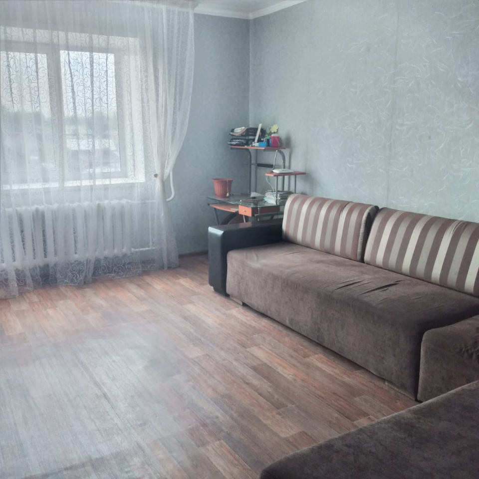 Чистая продажи. Чистая просторная квартира. 2 застекленные лоджии. Школа рядом.