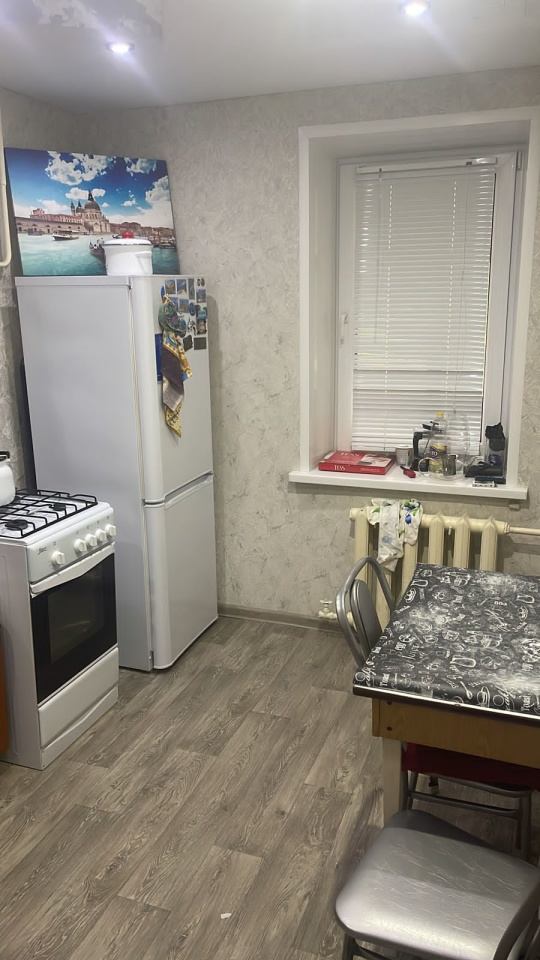 Только гражданам России.  Мебель техника всё есть. 15 000 + квартплата.