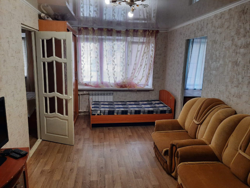 Теплая,светлая квартира.
Мебель и необходимая техника присутствуют.
Центр города ,вся инфроструктура рядом..магазины,школы,садики,остановки.
 + Счётчики.