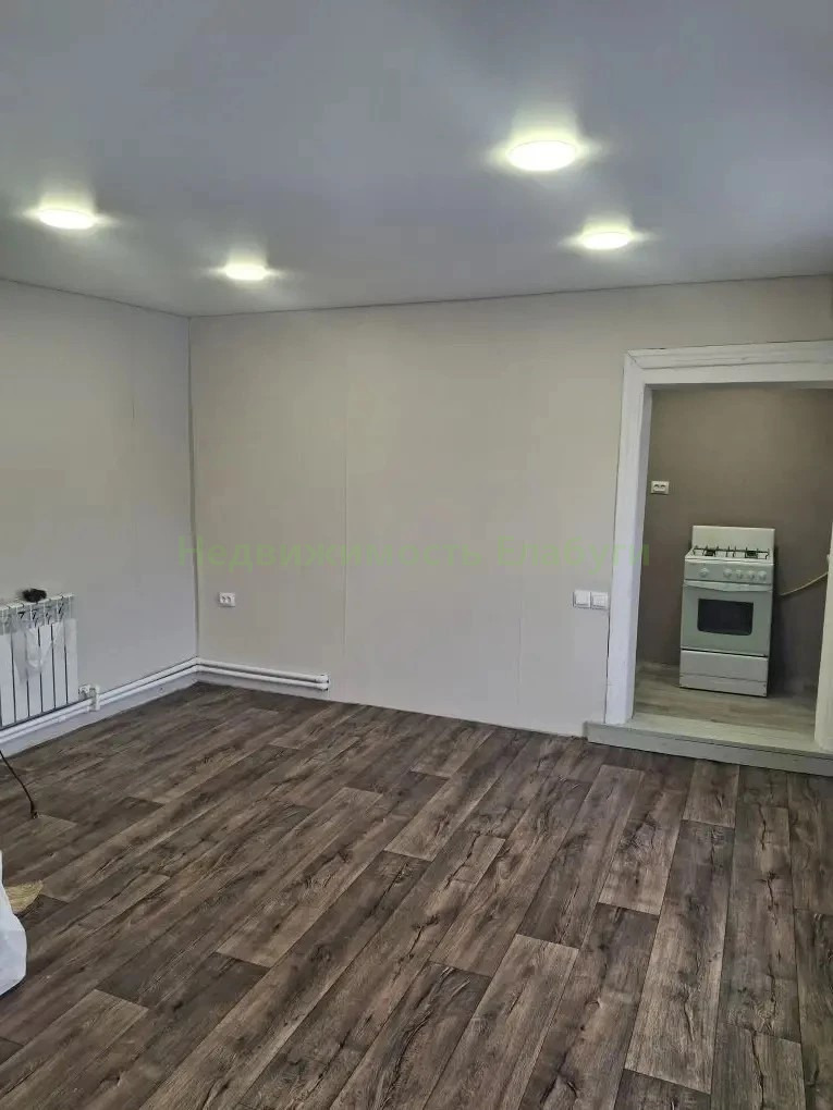 Продается квартира в нижней части города, дом купеческой постройки ( купить по ипотеке нельзя), сделан косметический ремонт, все коммуникации в квартире.Дом на 6 квартир, продажа только за наличный расчет.