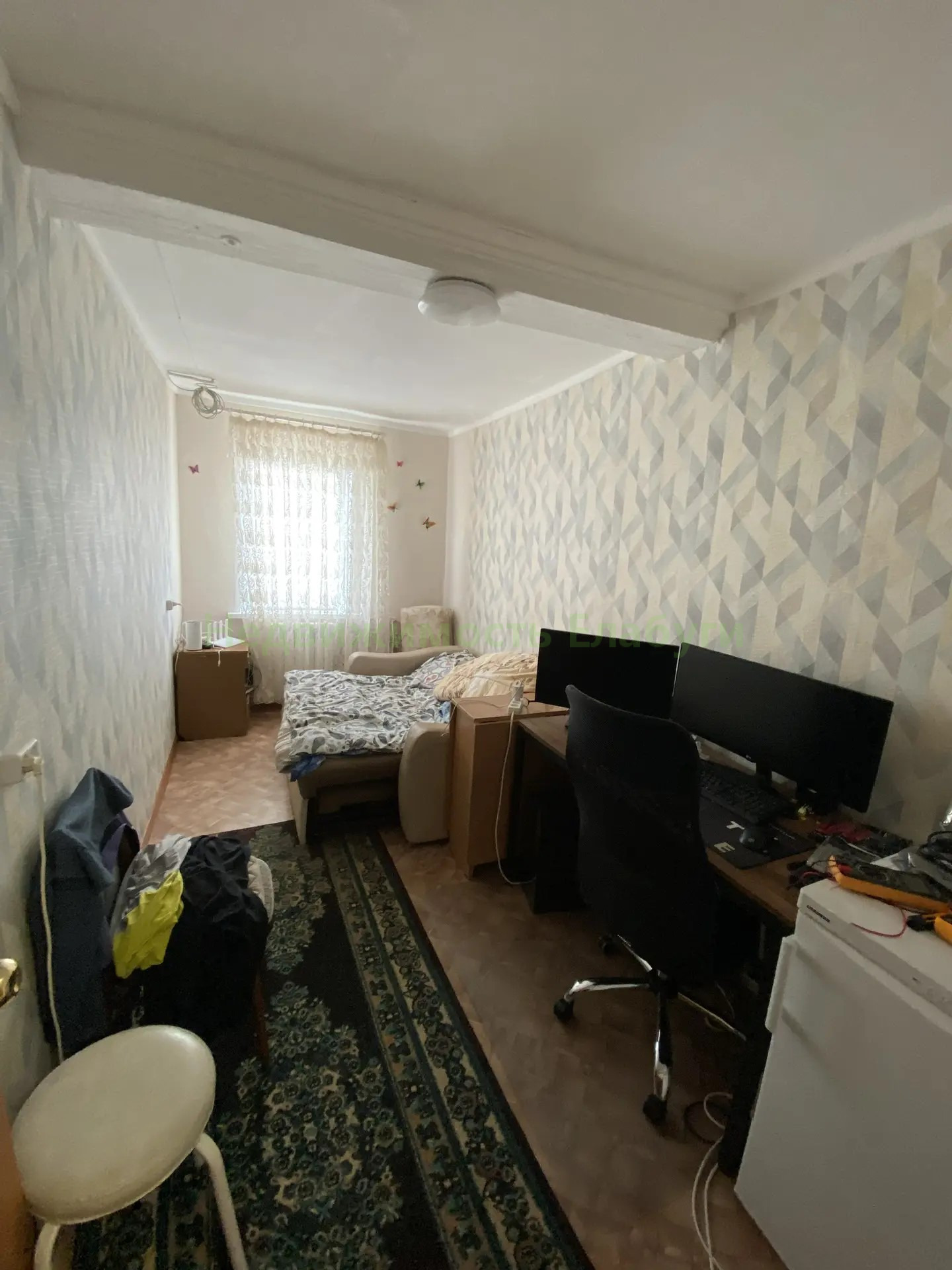 Продается жилой дом в д.Хлыстово, все коммуникации в доме, по центральной улице, сделан ремонт, имеются баня, гараж, хозпостройки.