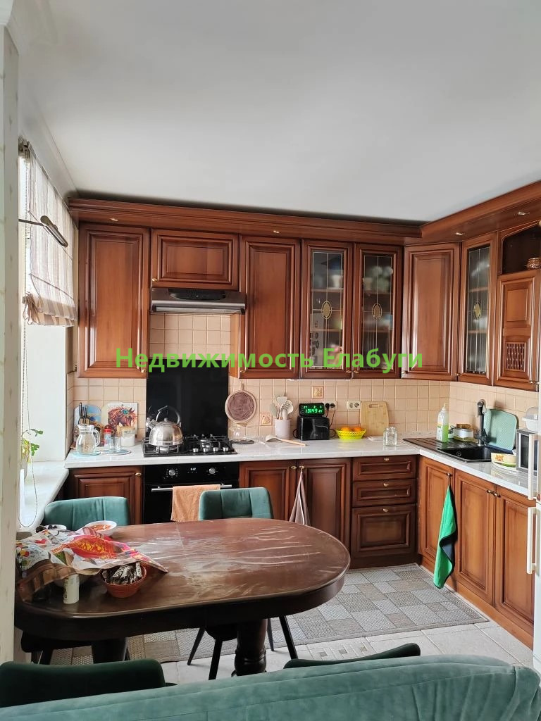 Продам 4-комнатную квартиру по адресу г.Казань, ул. Пр. Ямашева 91. 
5/10 этаж, общая площадь 74.2 кв.м (кухня 8.2 кв.м, лоджия 2.5 кв.м) 
Дом 1997 года постройки кирпичный. 
В квартире сделан качественный ремонт, застелен паркет и кафель. 
Остается хороший кухонный гарнитур с плитой и духовым шкафо