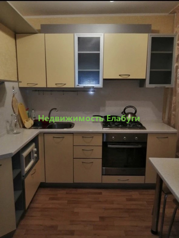 Продается 2-х комнатная квартира, в шаговой доступности всё необходимое для комфортного проживания, без балкона, торг уместен.