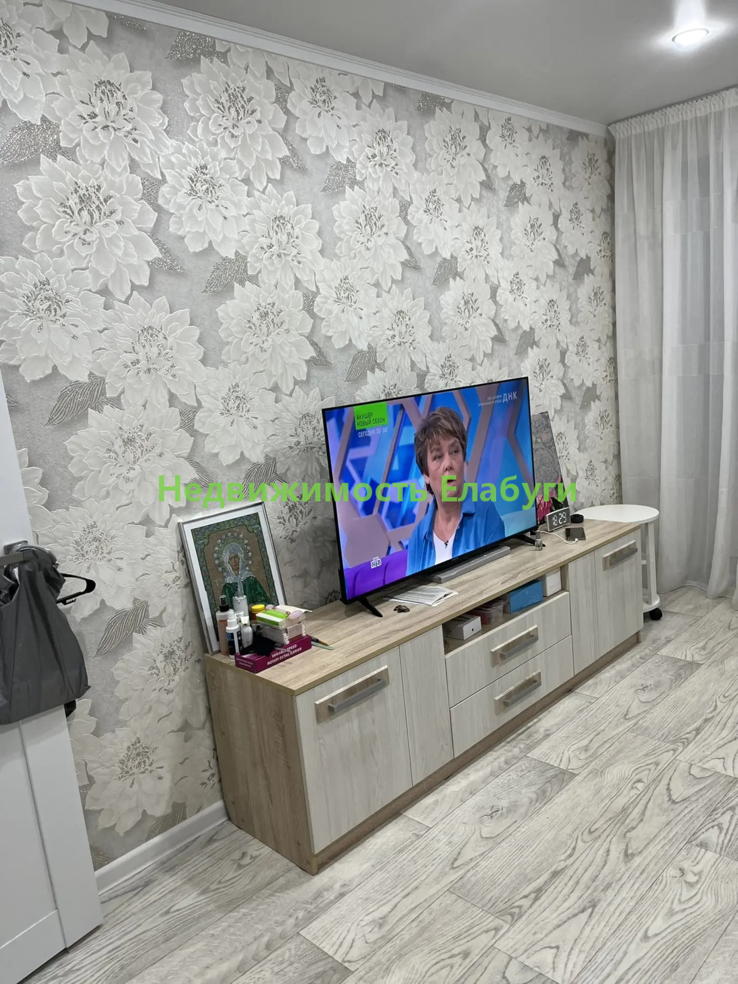 Продаётся 2хкомнатная квартира. Окна смотрят в разные комнаты. Двери межкомнатные новые, пластиковые окна, натяжной потолок во всех комнатах. Гардеробная комната ( остаётся шкаф). Кухонный гарнитур, зимний холодильник. Балкон обшит. Застеклён пластиковыми рамами ( выходит во двор).Стоимость указана 