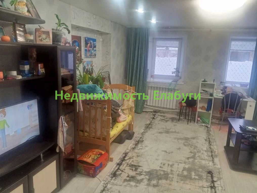 Продаётся однокомнатная квартира в тихом месте города, уютная, тёплая, потолки, полы, кухня, линолеум, проводка всё новое.Стоимость квартиры указана без учета риэлторских услуг.