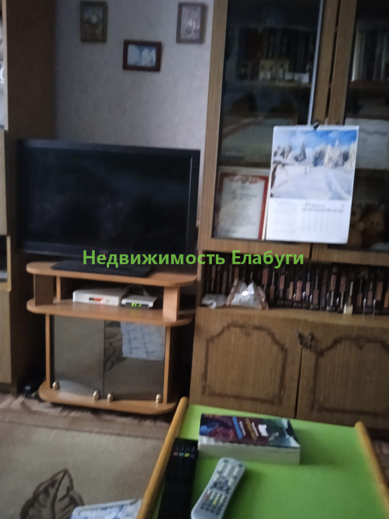 Продажа в связи с переездом. Часть жилого дома. Свет, газ, вода в доме, септик. Есть возможность поставить туалет. Есть во дворе баня, гараж, хоз. постройки и огород. Вся земля в собственности - 5 соток. Один взрослый собственник. Без обременений.