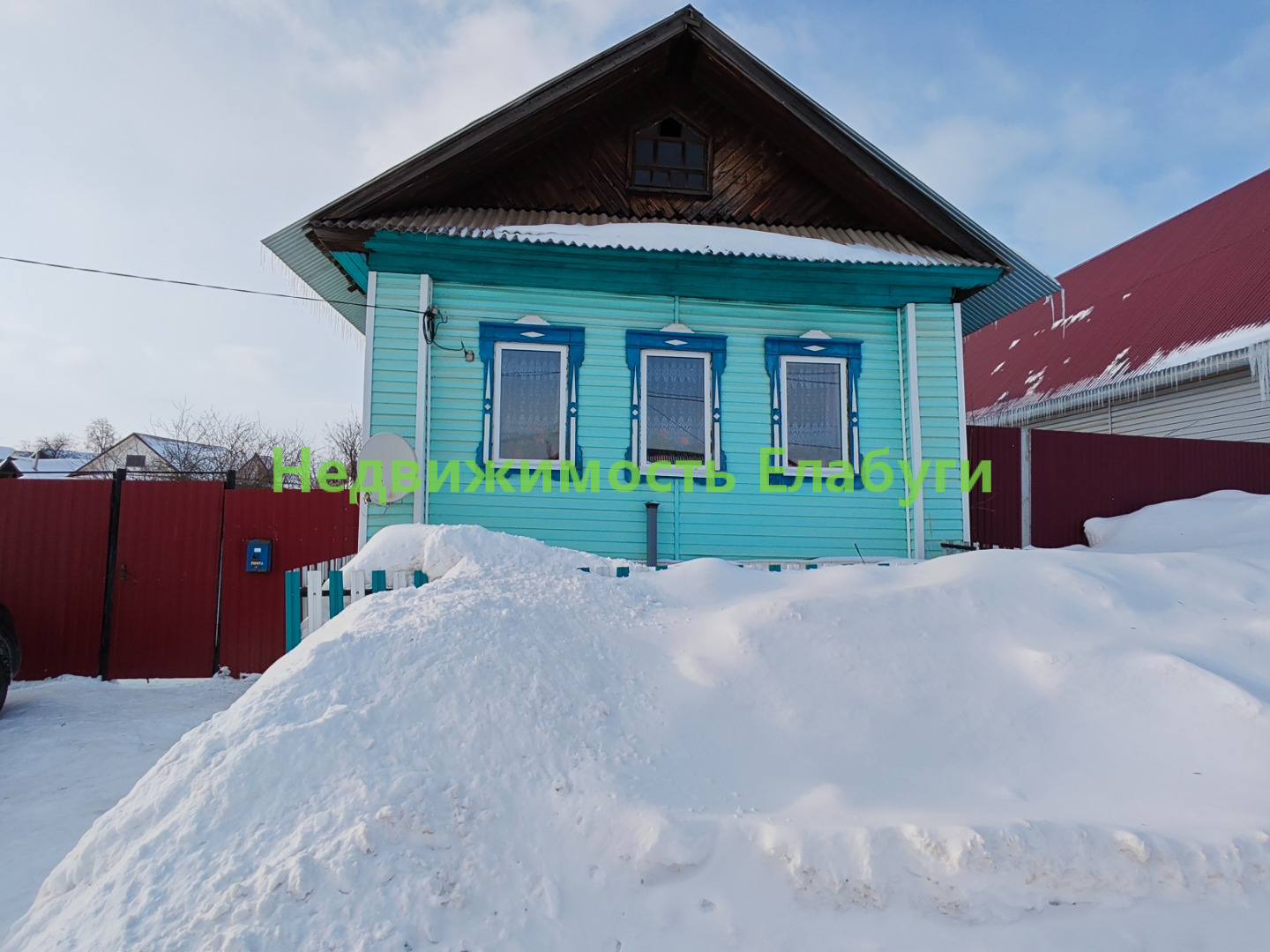 Продаётся жилой дом со всеми коммуникациями на 10 сотках земли.
